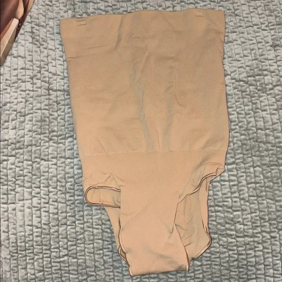 SKIMS CLAY core control brief Medium - Picture 4 of 8